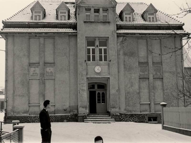 Volksschule (zur Turnhalle)